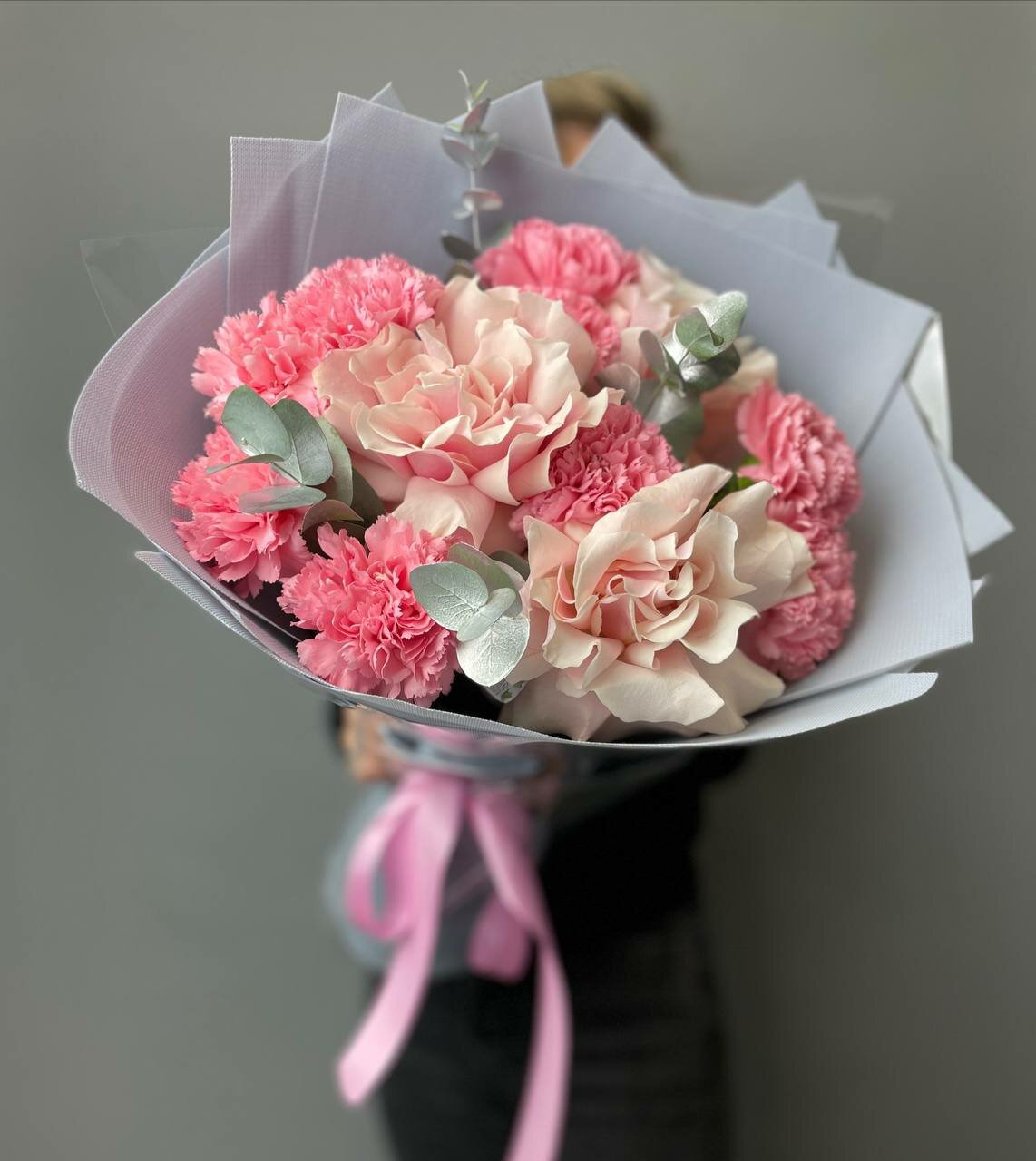 Букет "Французские розы и гвоздики" от "Di_Flowerslab", размер M — фото 1