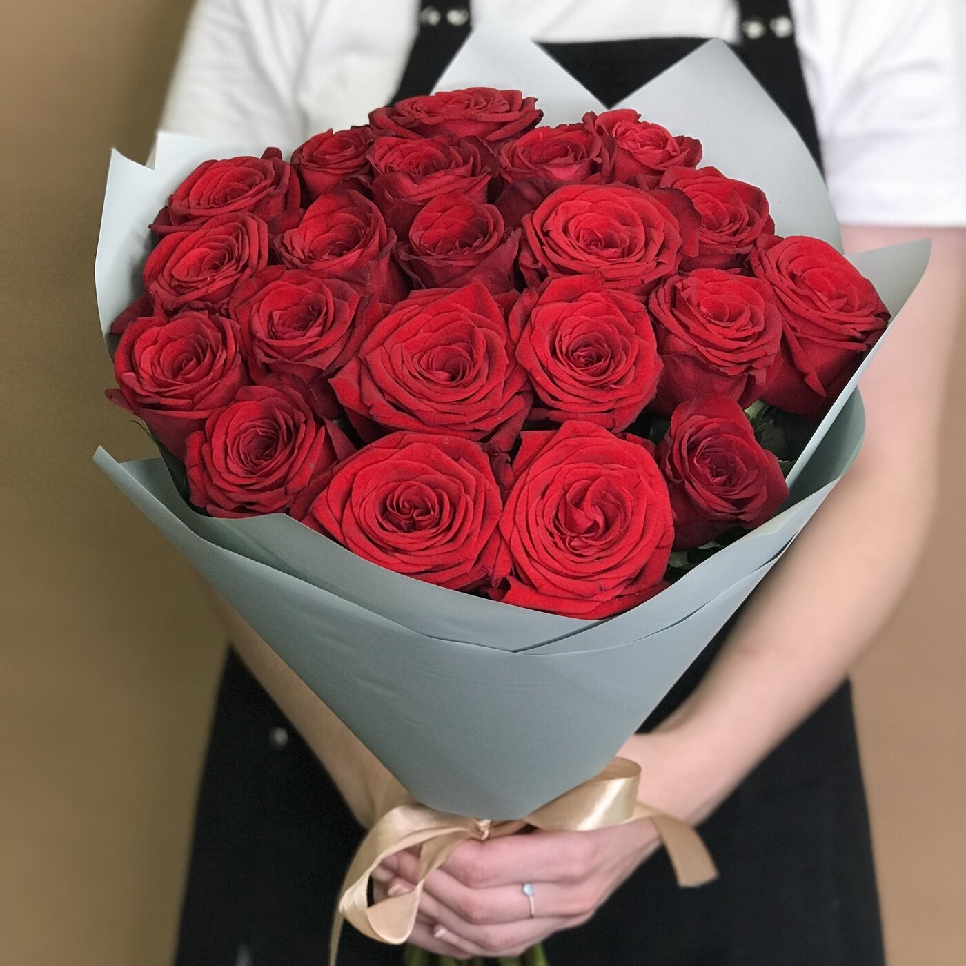 Цветы живые букет из 21 красной розы 40 см в упаковке Flor2u — фото 1