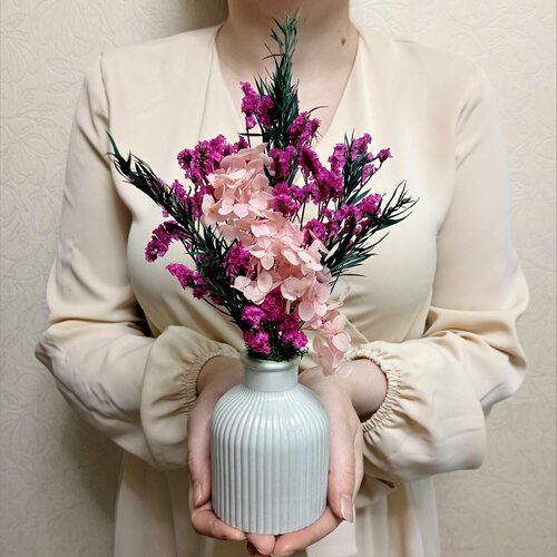 Декоративная ваза с сухоцветами