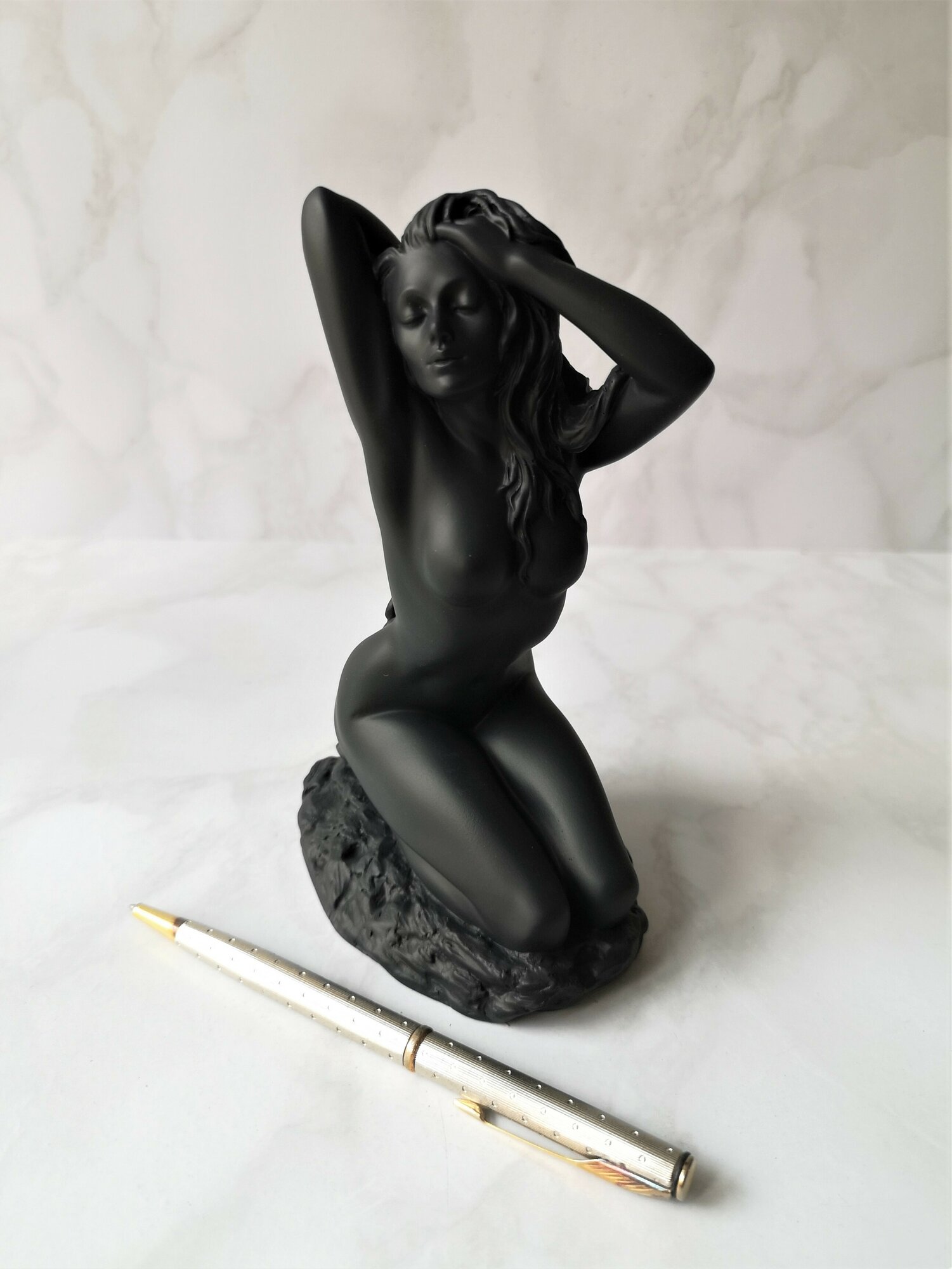 фото Статуэтка Девушка на камне, 16см. Гипс