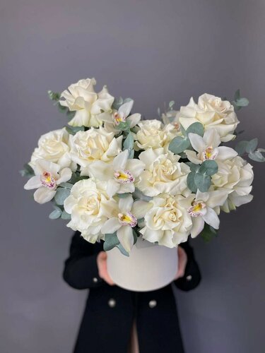 Изображение товара Букет «Белые французские розы с белыми орхидеями и эвкалиптом в коробке», от Di_Flowerslab. Размер L