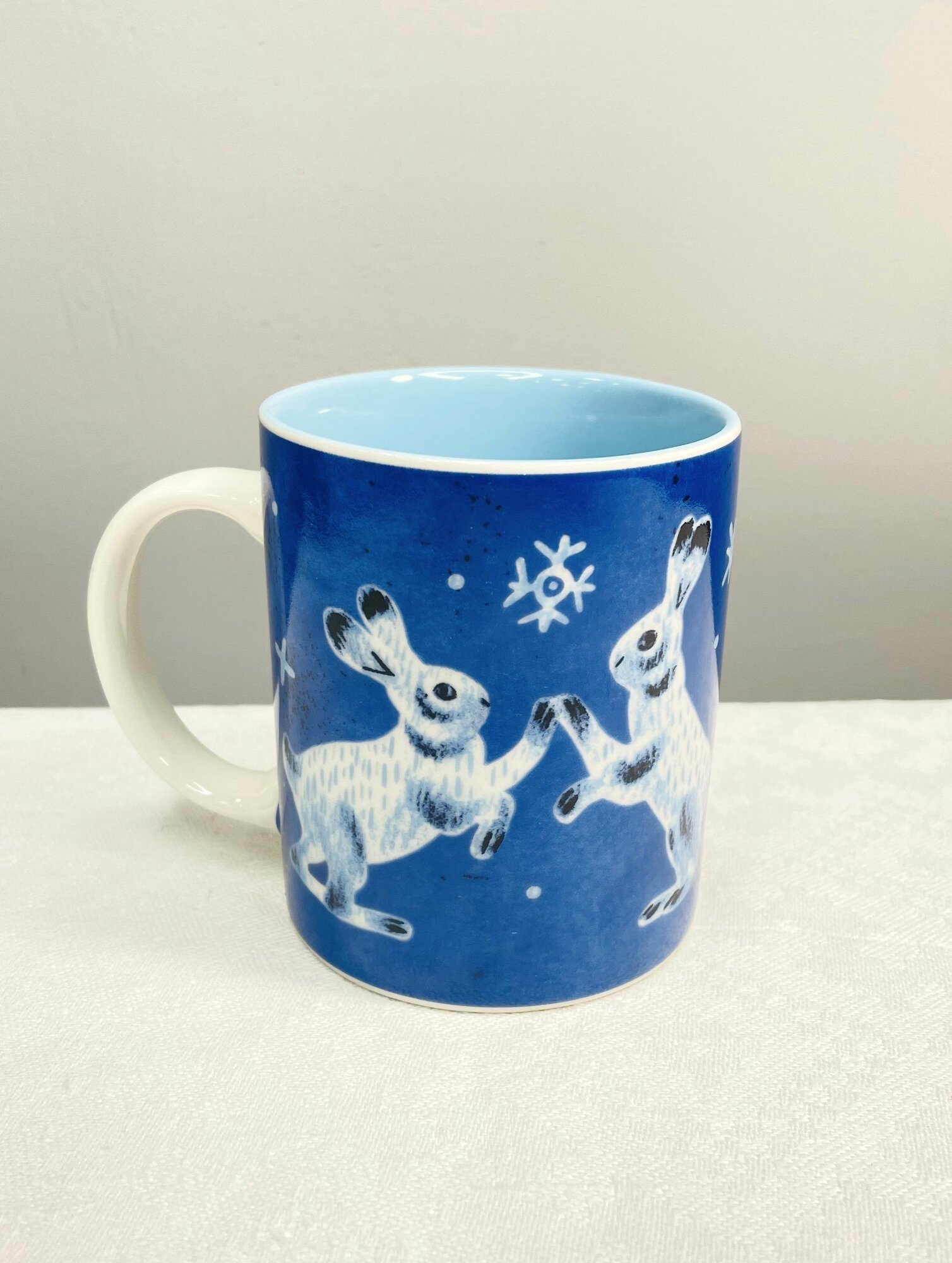 Кружка с кроликом "Зайчики играют" 330 мл. Федерация / чашка с зайцем / подарок на новый год и рождество / для детей / голубая