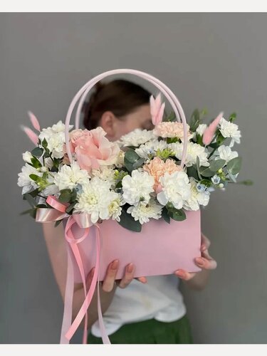Изображение товара Композиция живых цветов "Сумочка" с хризантемами, розой и диантусами