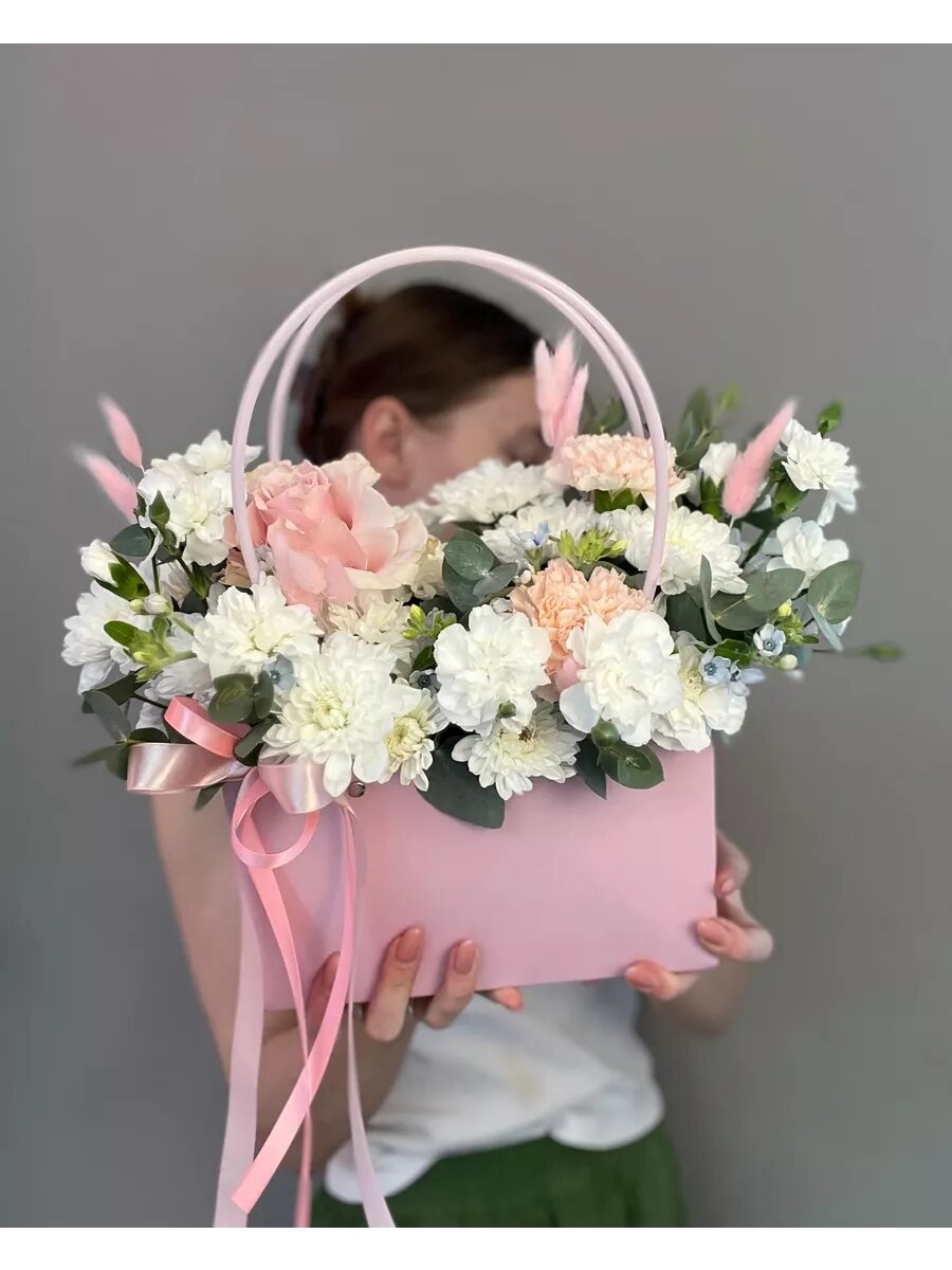 Композиция живых цветов "Сумочка" с хризантемами розой и диантусами