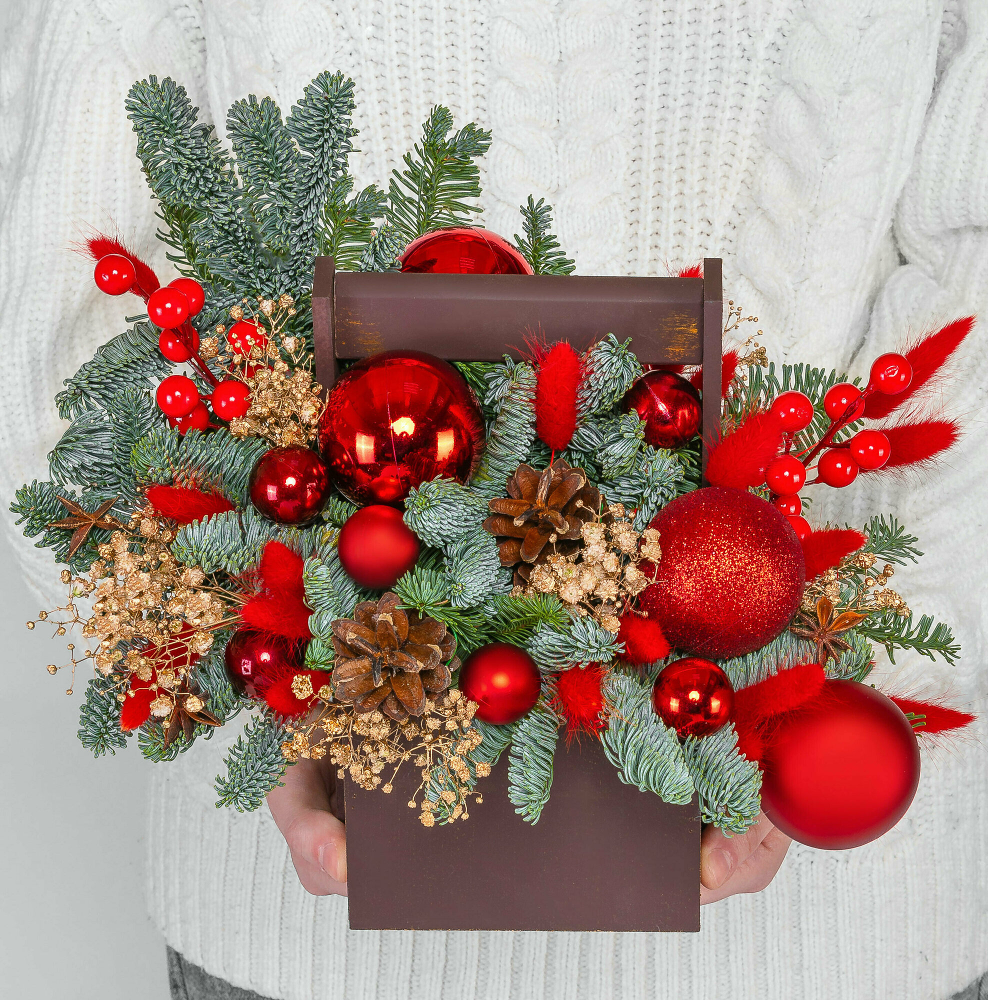 Новогодний букет Мегацвет24 "Новый Год" нобилис с украшениями в ящике