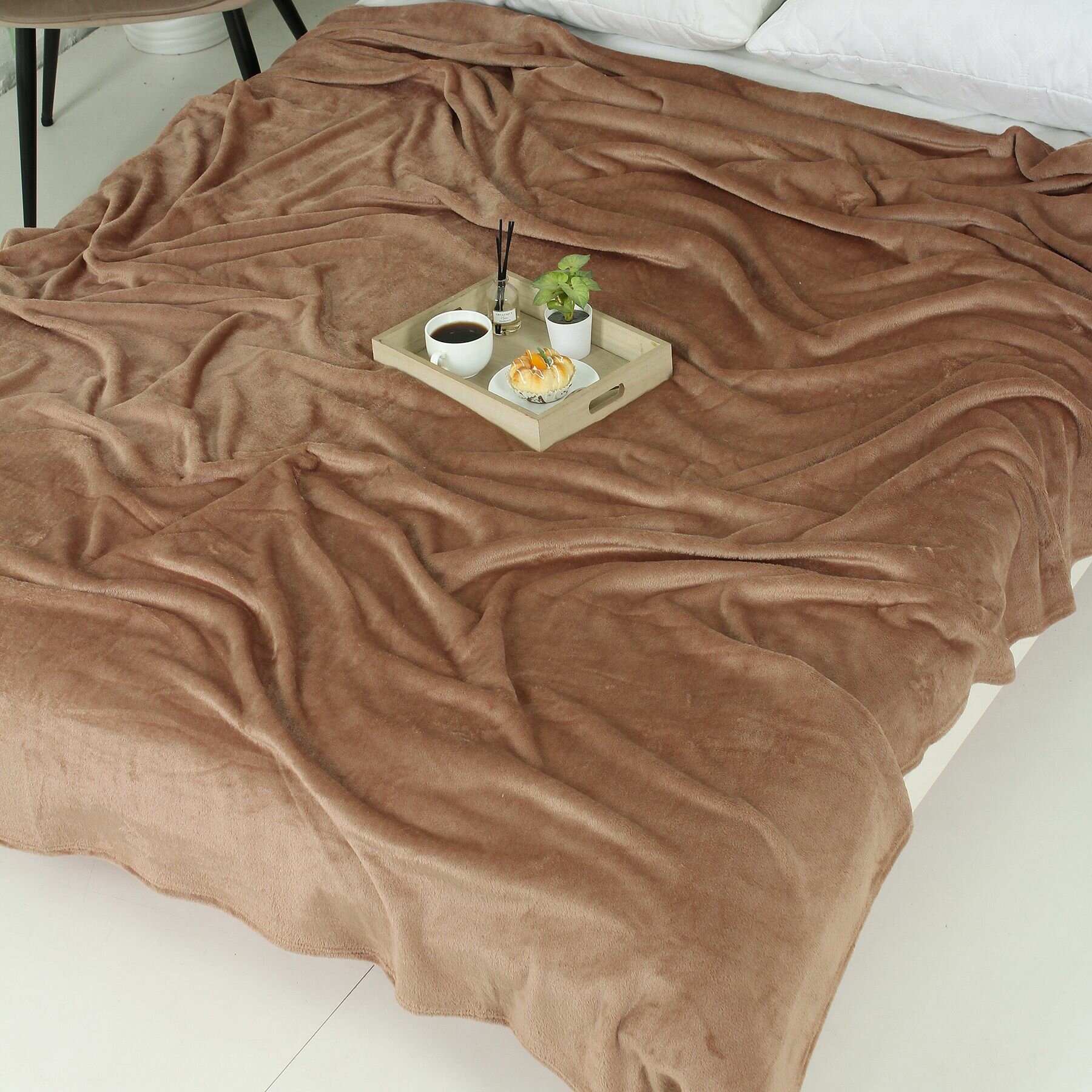 Плед 150х200 на диван однотонный коричневый - фотография № 7