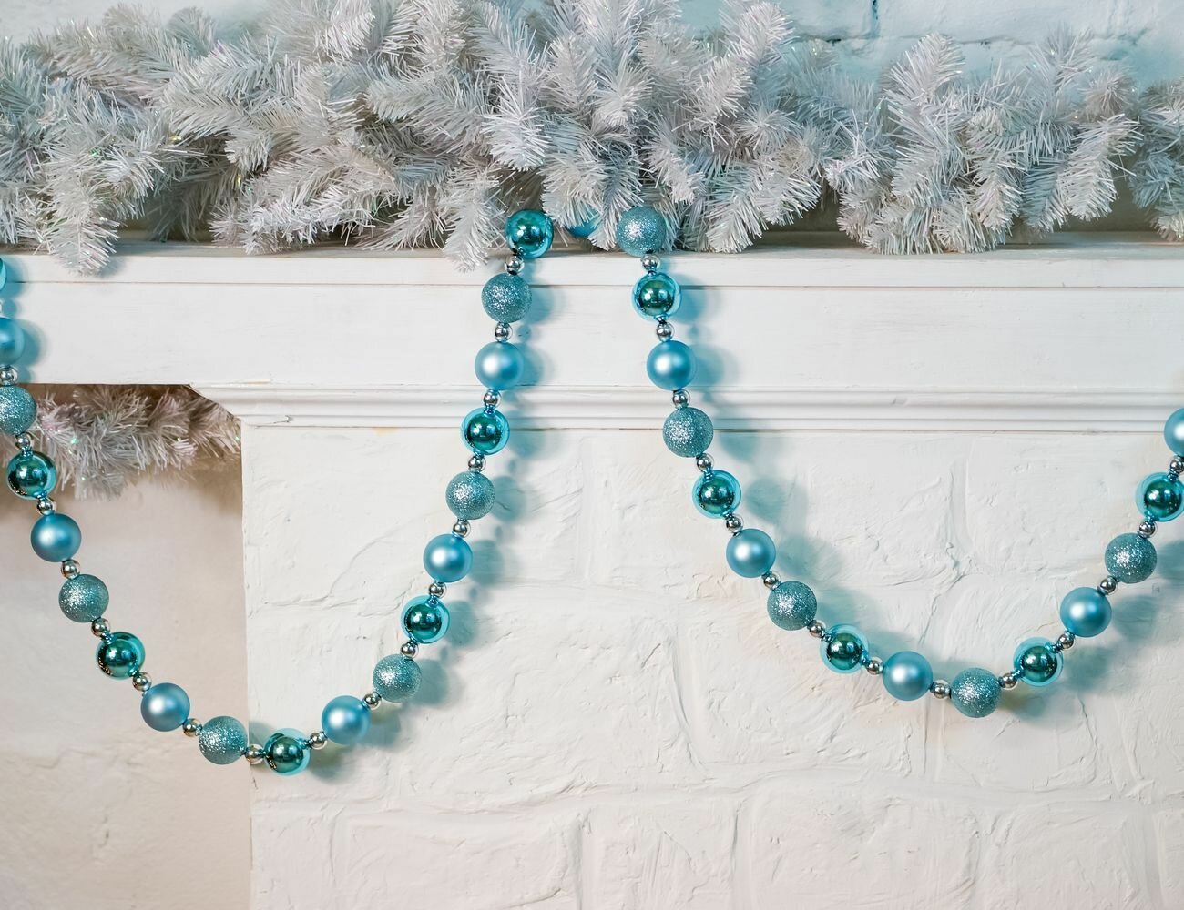 Бусы на ёлку новогоднее ожерелье пластик светло-голубые 2-4 см 208 см Winter Deco 3081137