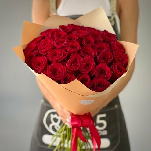 Букет из 31 красной розы 50 см