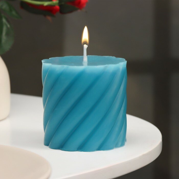 фото Свеча-цилиндр ароматическая витая "Черника", 7,5х7,5 см 9667635