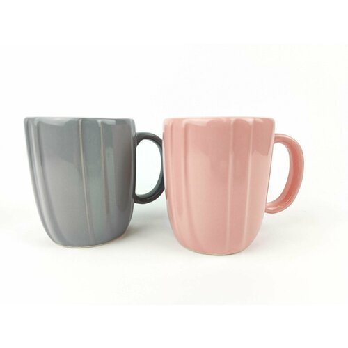 Керамические кружки 340 мл 2 штуки серая и розовая рельефные 807₽