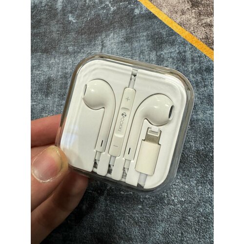 Проводные наушники капельки с микрофоном и переключателем песен Cokike G3 116 Дцб 130см 32 Ом белый разъем Lightning для старых Айфонов MyPads 468₽