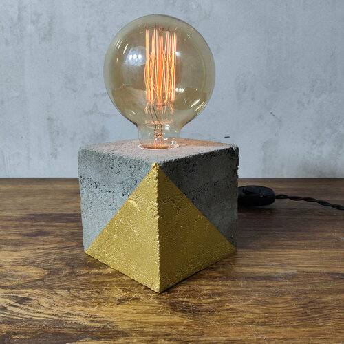 Настольная лампа-куб из бетона с золотым рисунком от мастерской Woody Deco