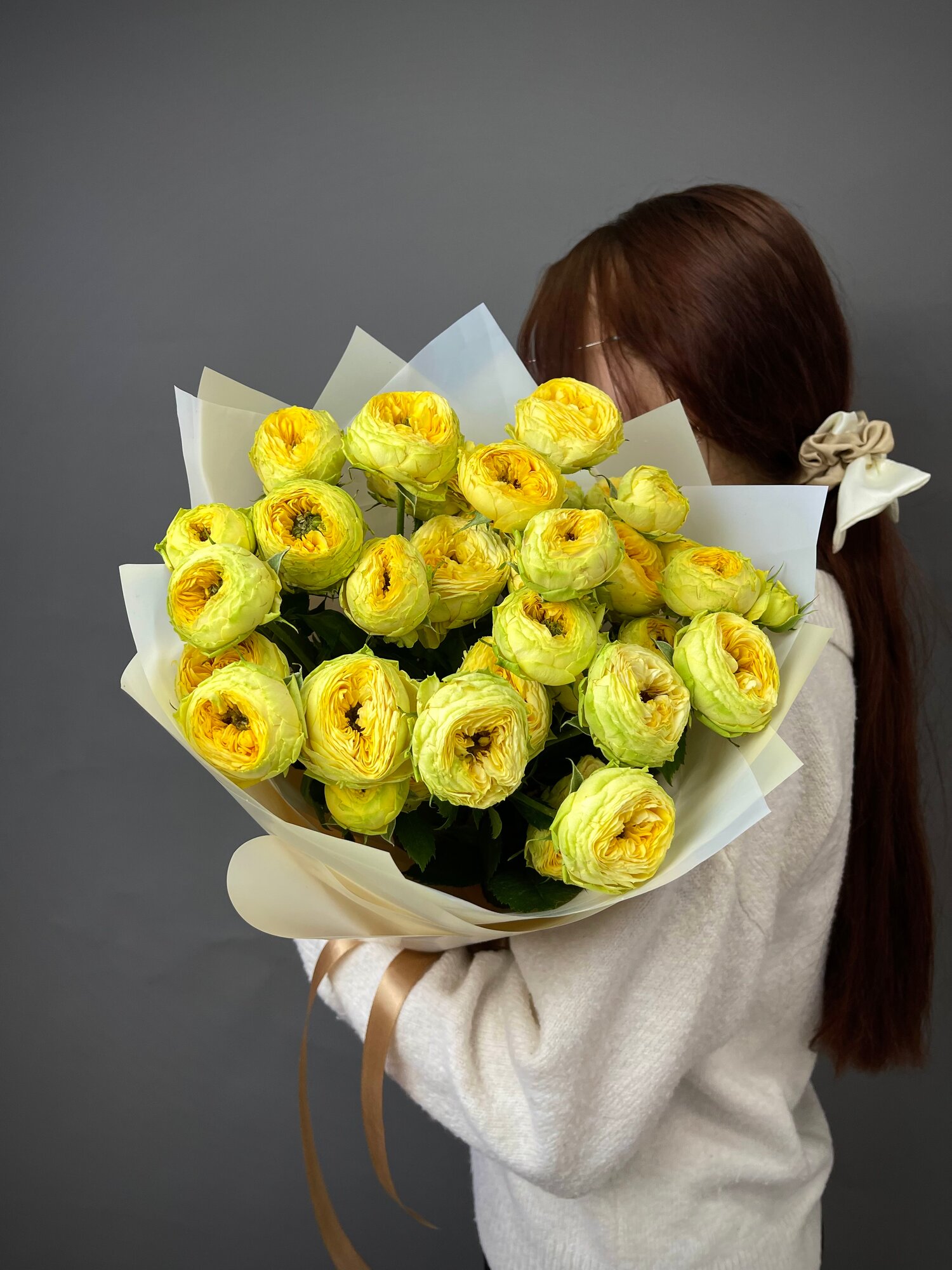 Букет из желтых пионовидных кустовых роз 7 шт