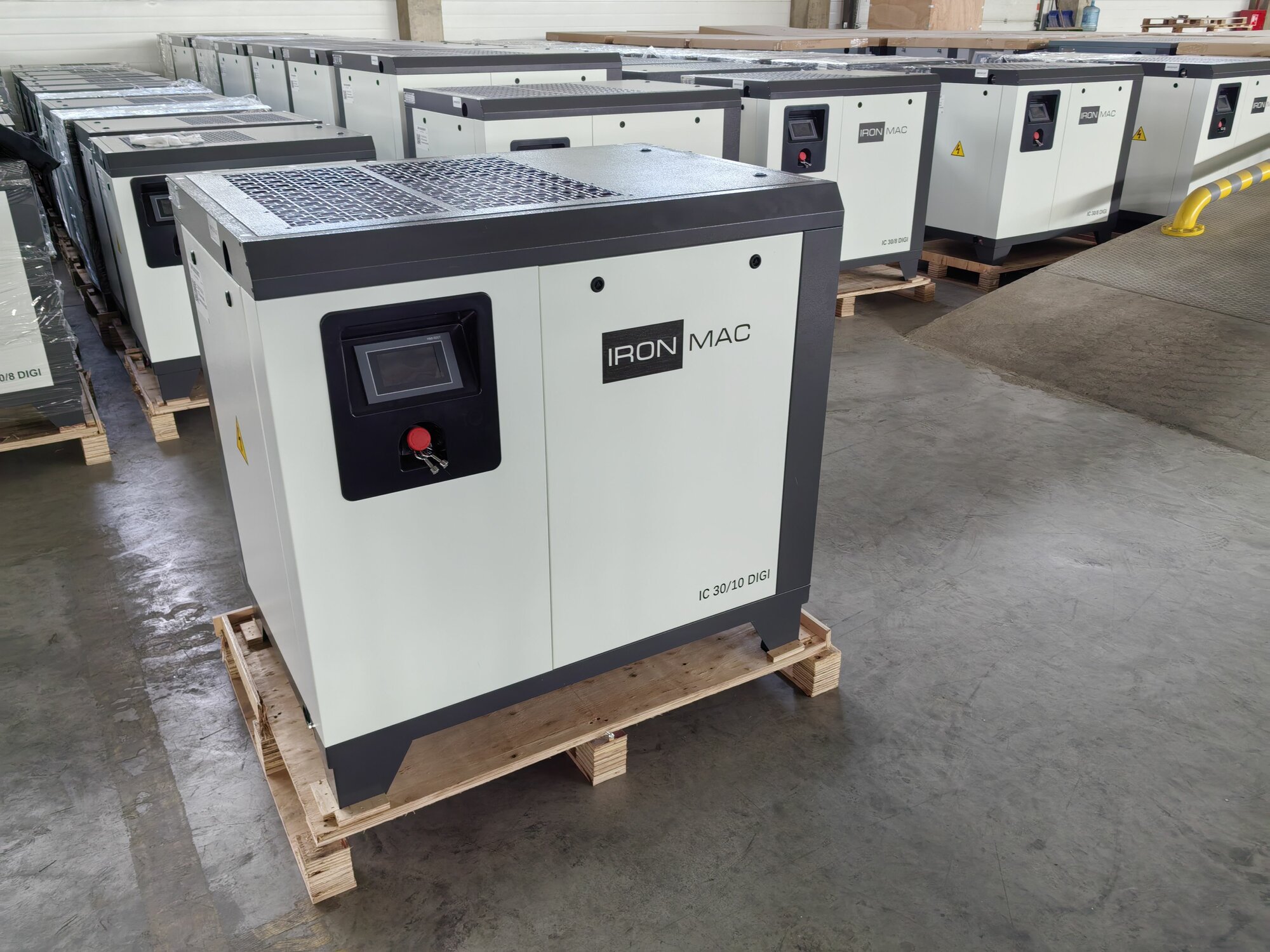 фото Винтовой компрессор IRONMAC IC 30/10 DIGI WiFi