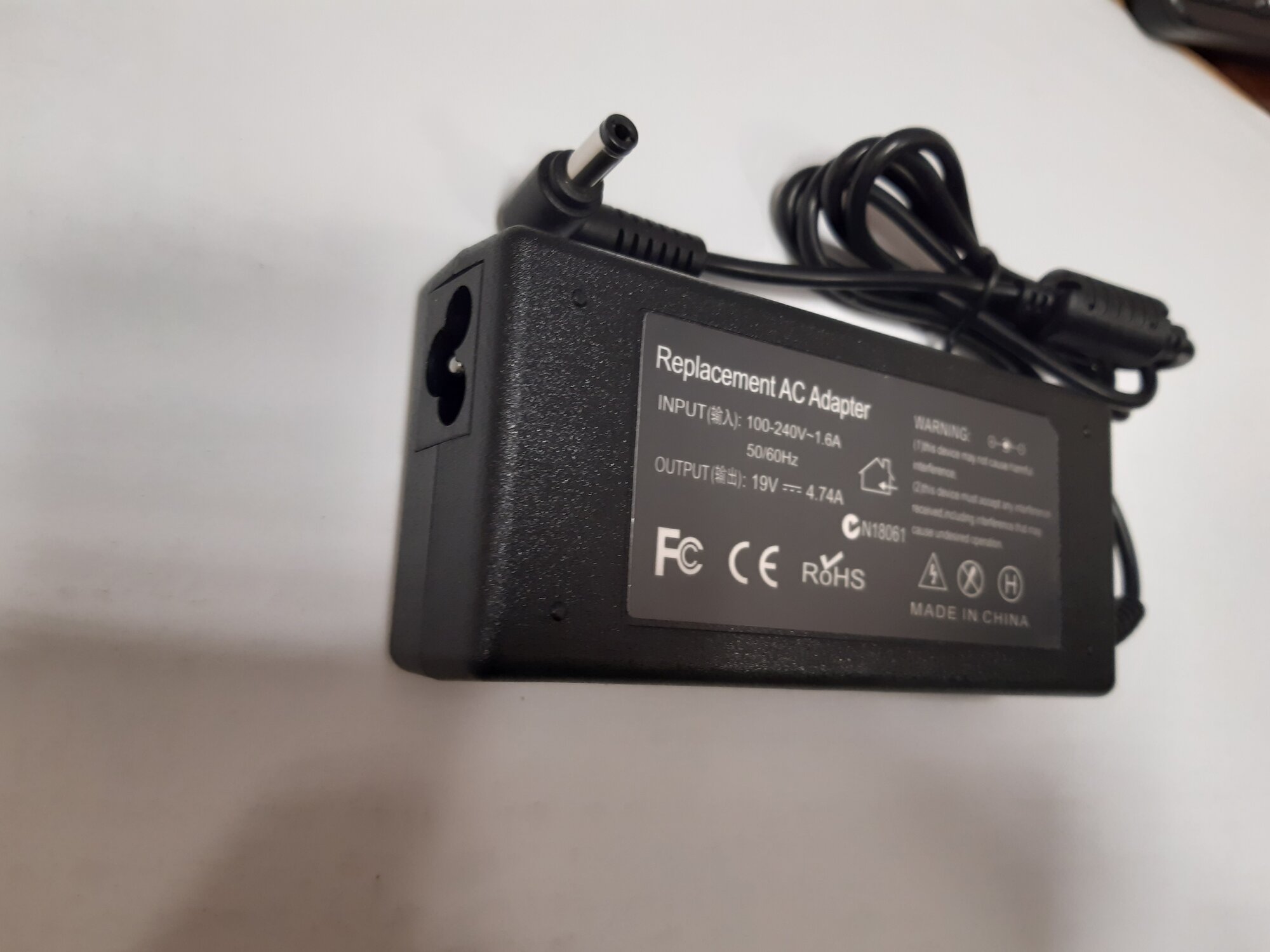 Блок питания ( адаптер ) 19V 4.74A штекер 5.5*2.5мм Универсальный — фото 1