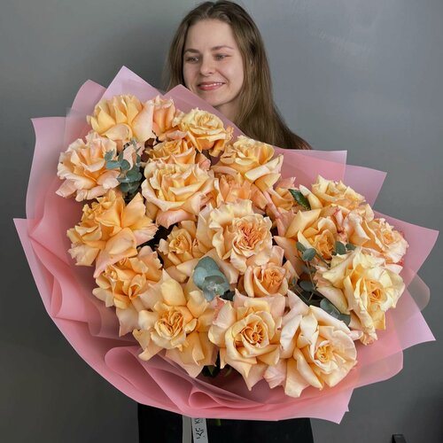 Изображение товара Большой букет живых цветов от Kimbirly Flowers из одноголовых французских роз Шиммер и эвкалипта, 21 шт, цвет персиковый
