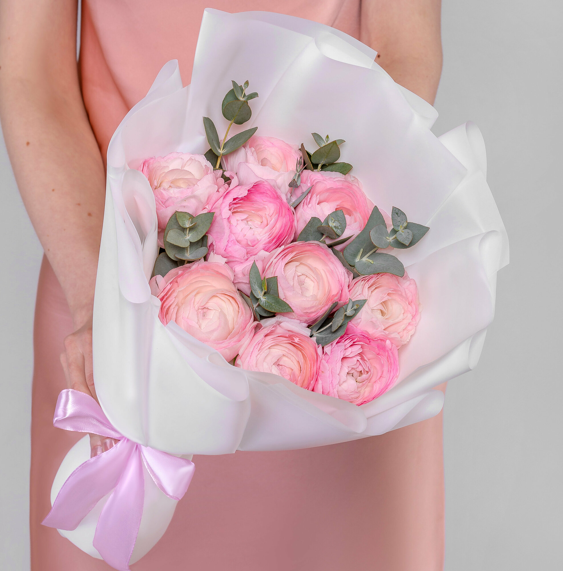 Дуо-букет Мегацвет24 "Розовый Ранункулюс и Эвкалипт" высота 40 см дизайнерская упаковка