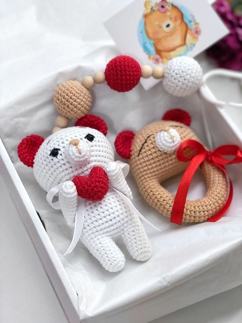 Подарочный набор мишка белый и бежевый с красным сердечком для новорожденных малышей. Вязаные игрушки для малышей. Погремушка мишка и подвеска на коляску. Подарок к 14 февраля