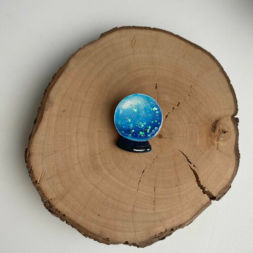 фото Брошь брошь авторская деревянная хрустальный шар / значок ручной работы снежный шар, голубой создашева анна