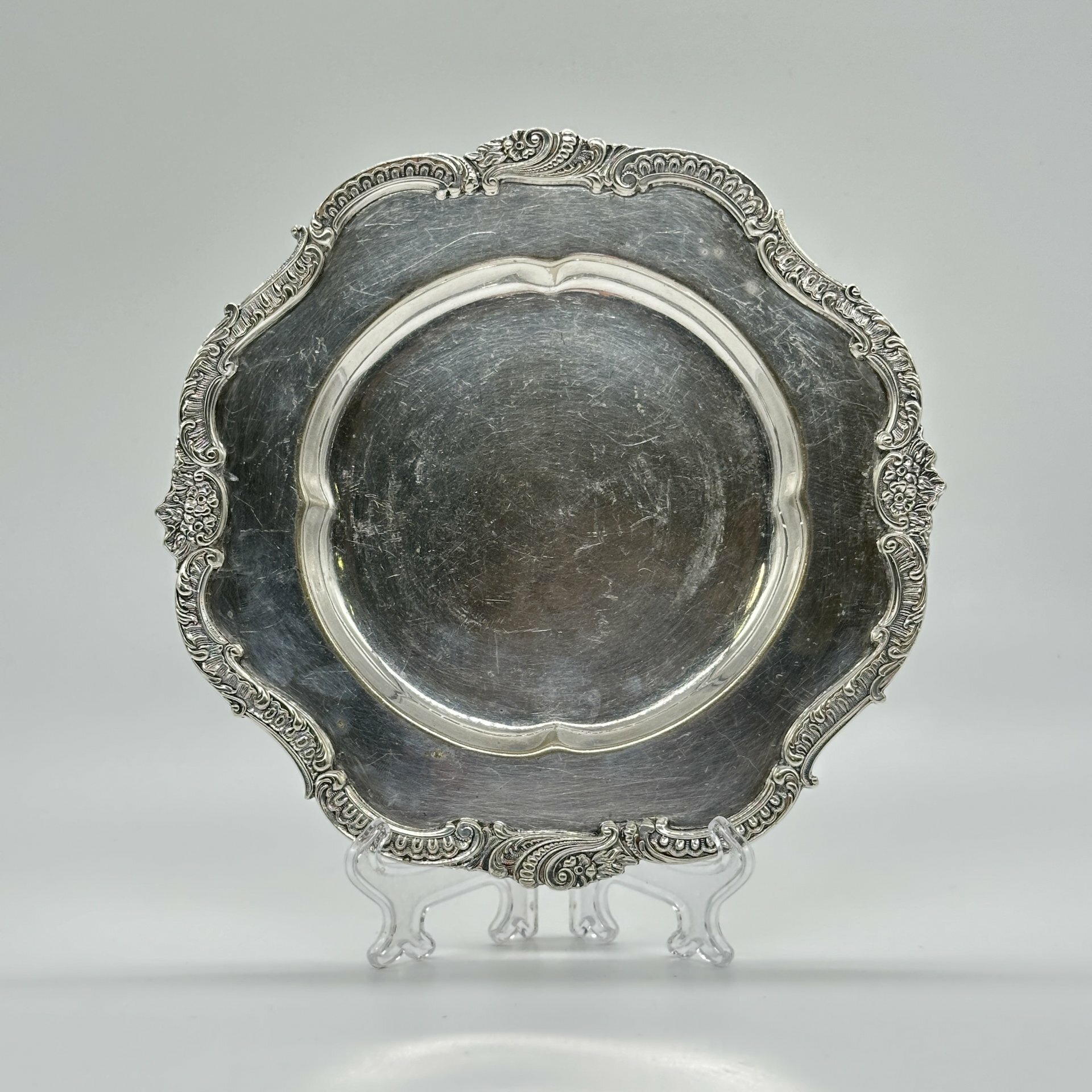 Поднос для украшений круглой формы с фигурным бортом, металл, серебрение