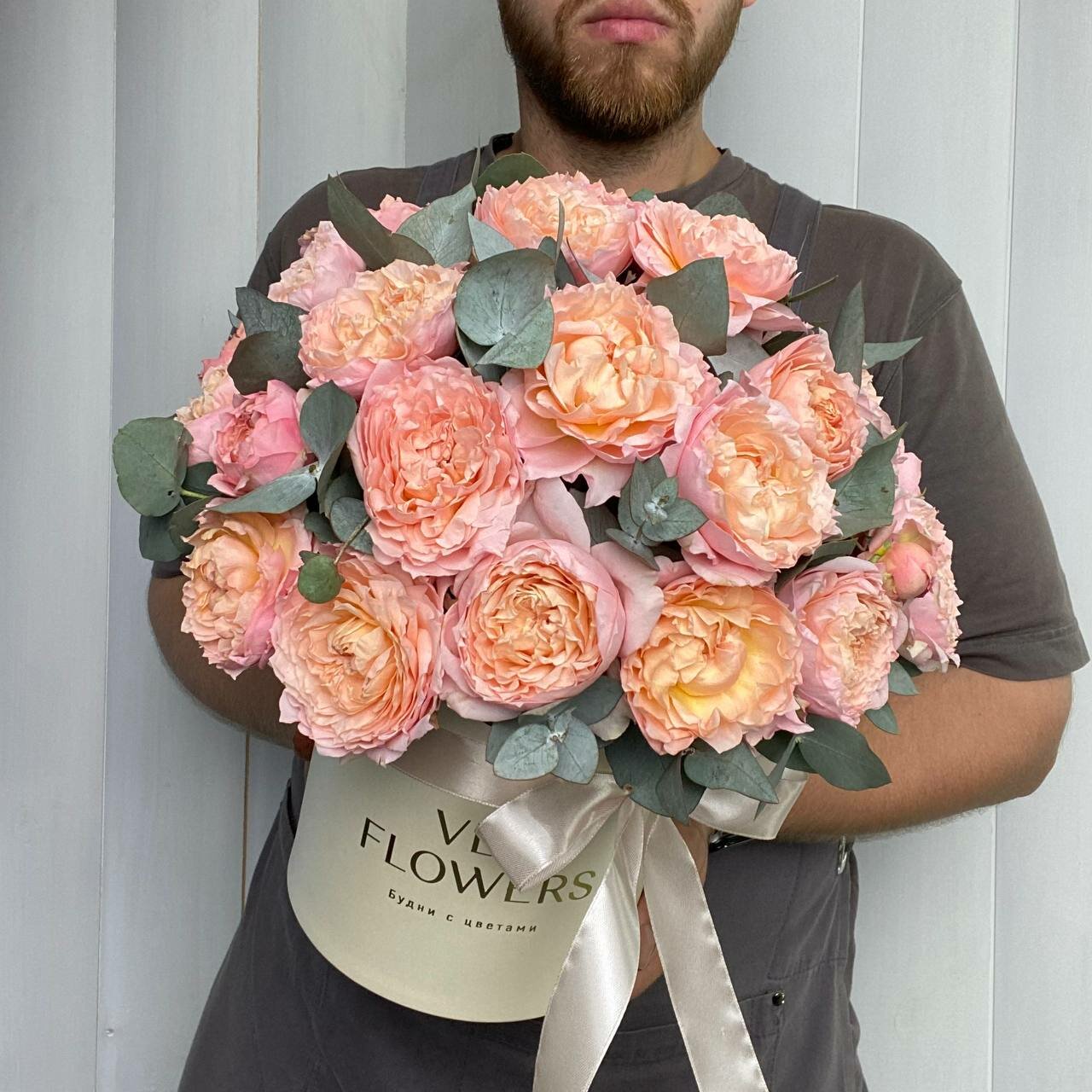 Коробка с пионовидными розами Джульетта и эвкалиптом Ver Flowers