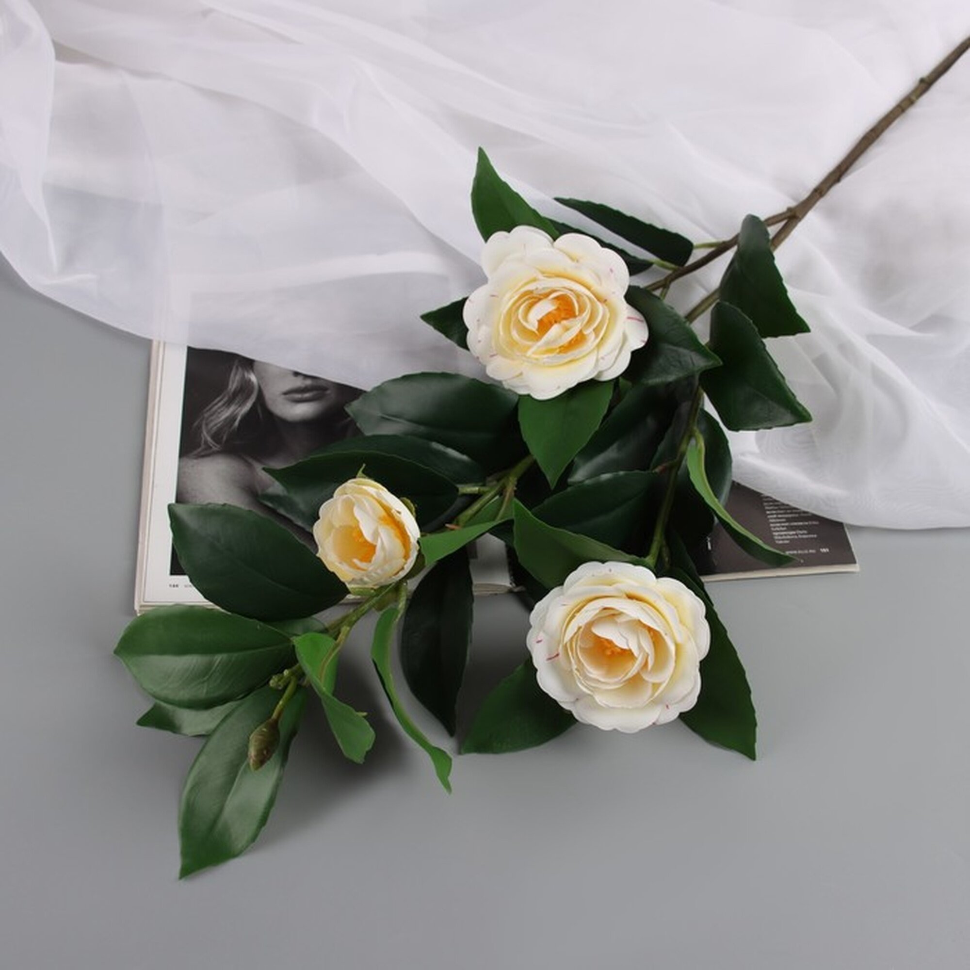 Искусственные цветы Poetry in flowers «Камелия» белые пластик высота 85 см