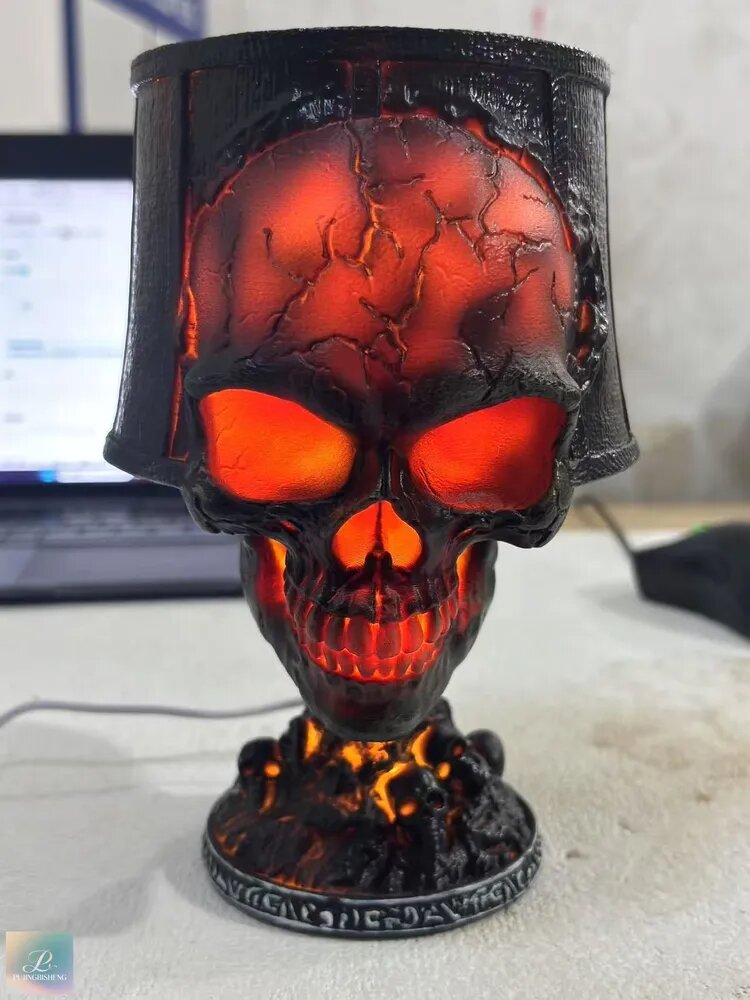 Настольный светильник "Темный череп" с USB-подключением, настольная лампа, черный, 200 мм