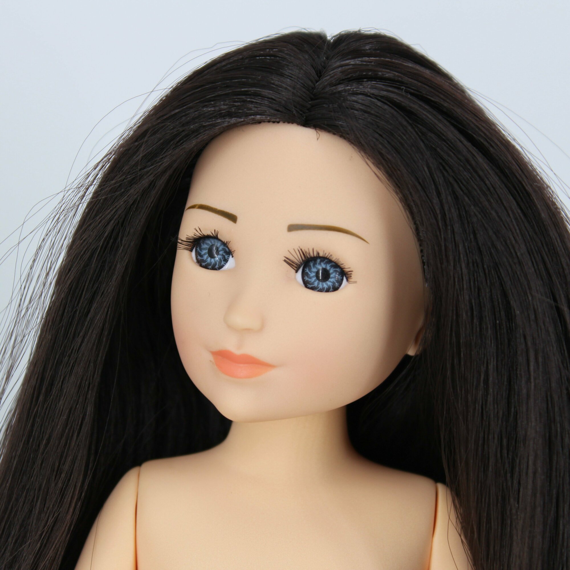 Виниловая кукла-модель Рада от бренда "DYVOMIR" с длинными черными волосами