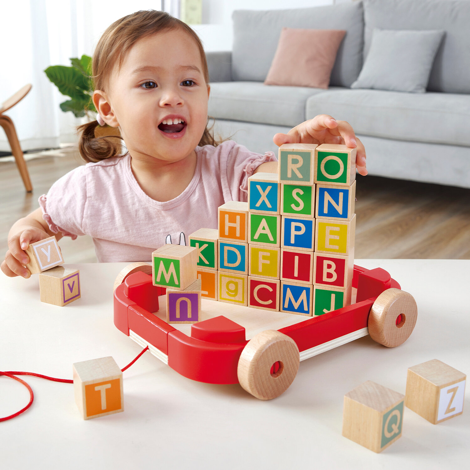 Игрушечная детская деревянная каталка-тележка Hape с кубиками и английским алфавитом (26 кубиков в наборе) E0487_HP