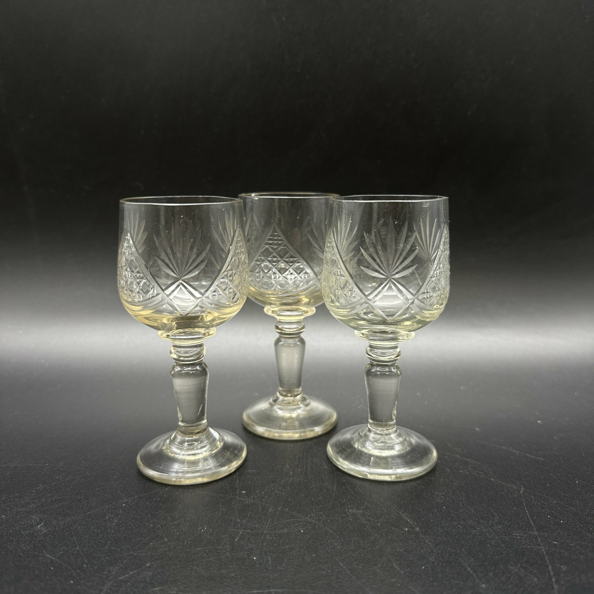 фото Набор из 3-х стопок на ножке с геометрическим декором, хрусталь, алмазная грань