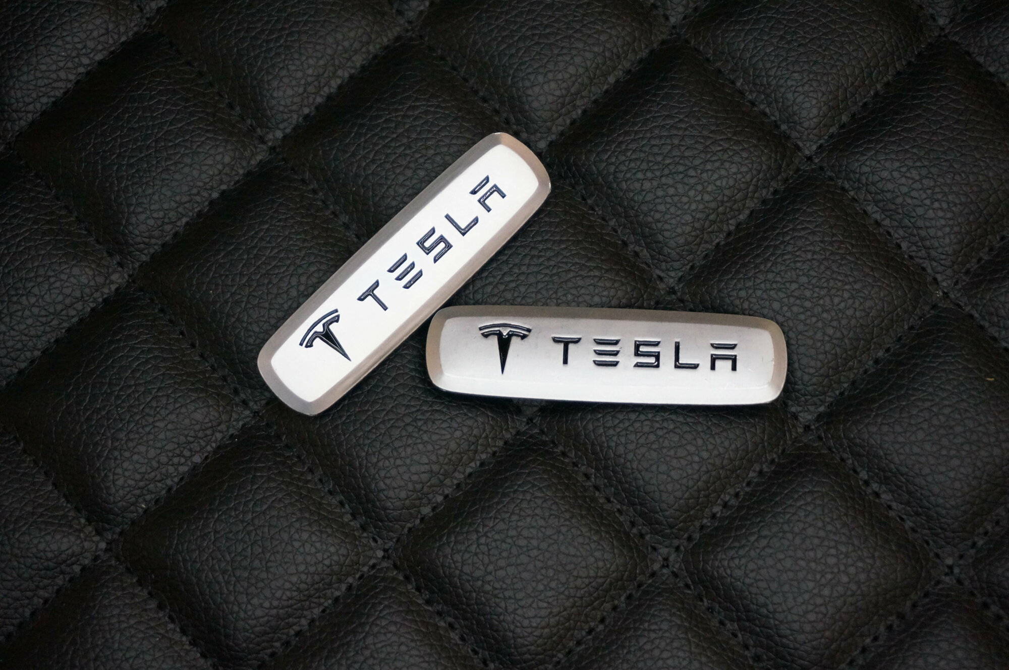 Логотип (шильдик)на автомобильные коврики с маркой автомобиля Tesla / Тесла