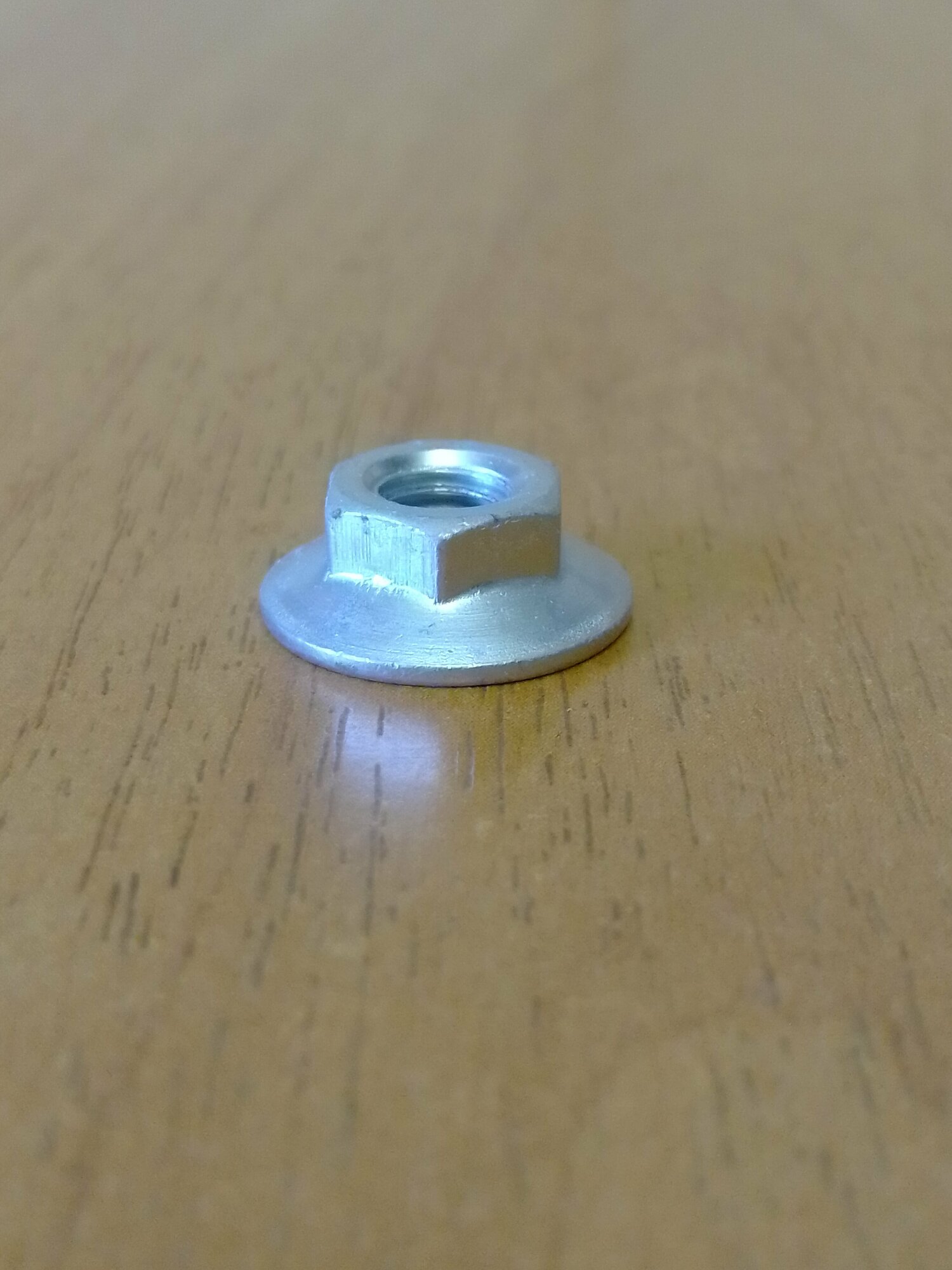 фото 21010-3703116-018. Гайка М6х1 с фланцем для автомобилей ВАЗ, ГАЗ, УАЗ, КАМАЗ. Белзан