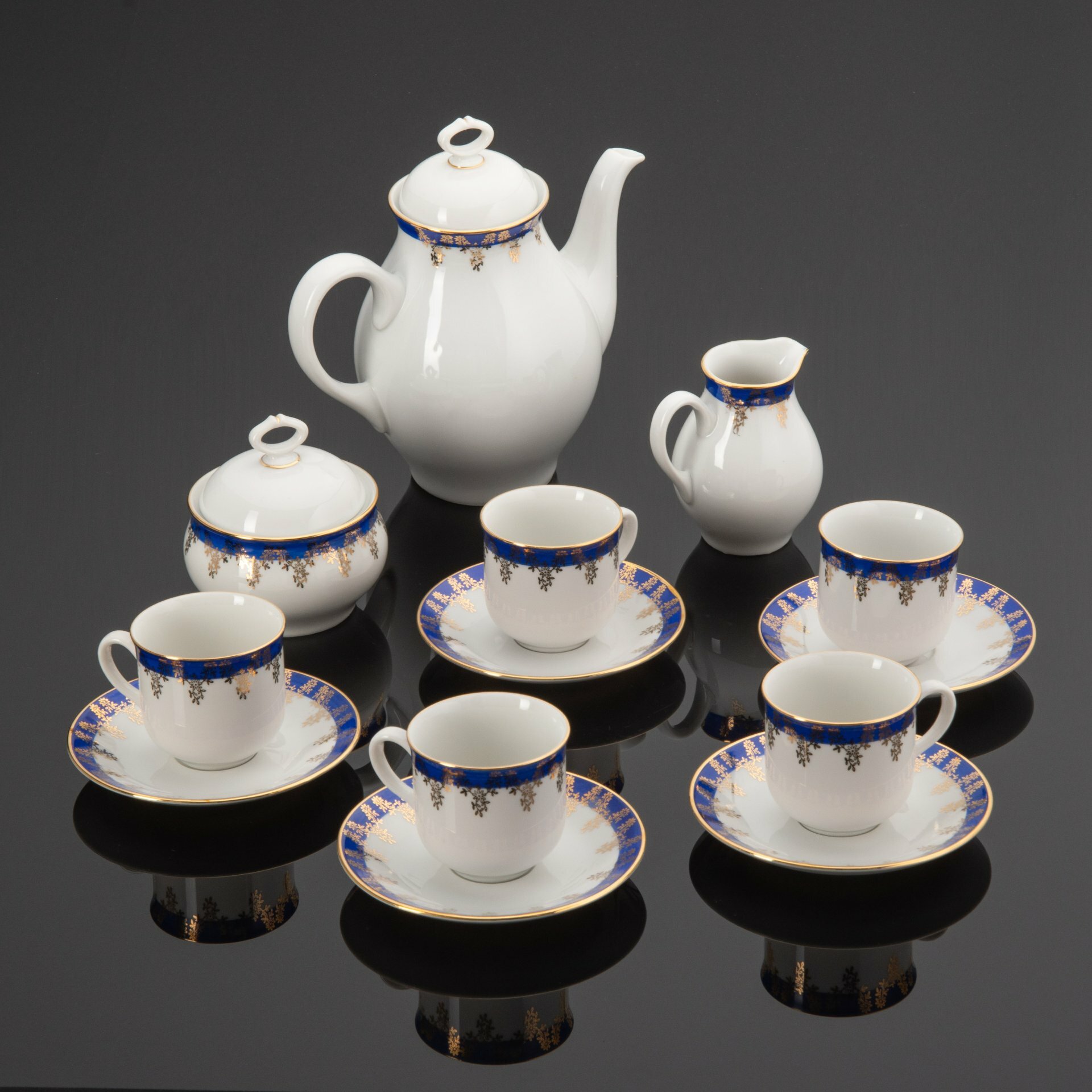 фото Чайно-кофейный сервиз, украшенный цветочным декором и кобальтовым бортом