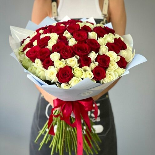 Букет из 151 красной и белой розы 60 см