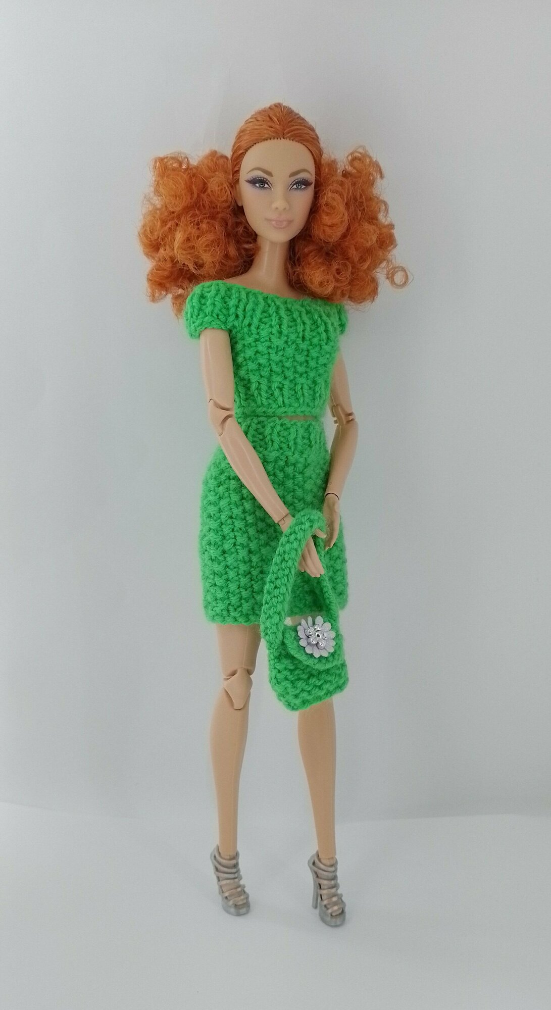 Комплект из юбки , кофточки без плеч и сумочки для кукол Barbie + вешалка