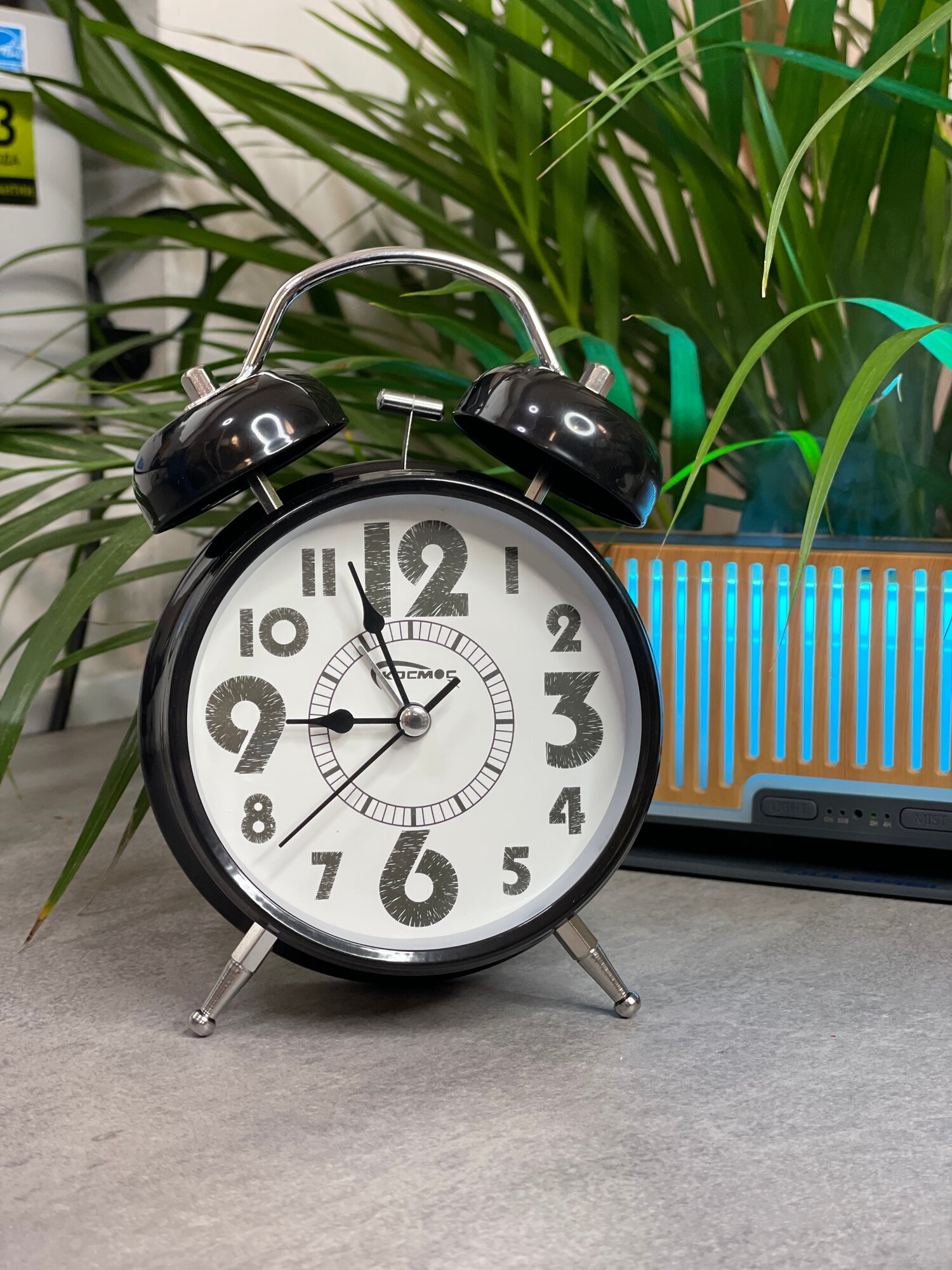 Часы настольные будильник для гостиной кварцевый, на батарейках