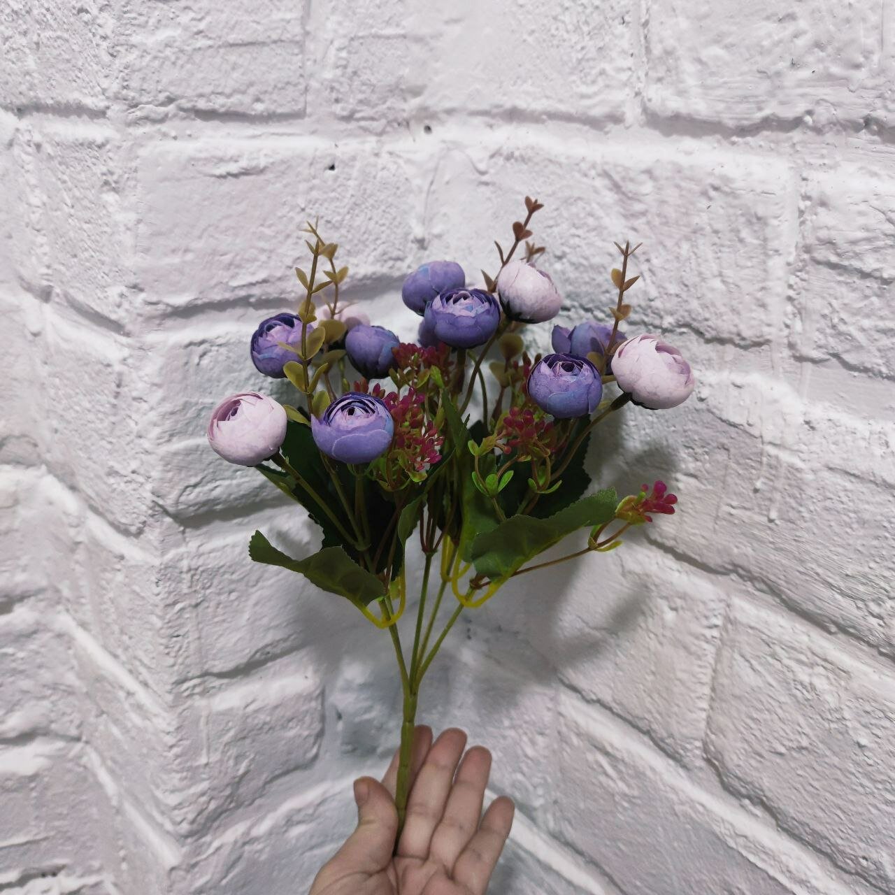 Куст искусственных цветов 31см. 5 ветвей, 13 цветков. Камелия, пион, ранункулюс, пионовидная роза. темные и светлые фиолет