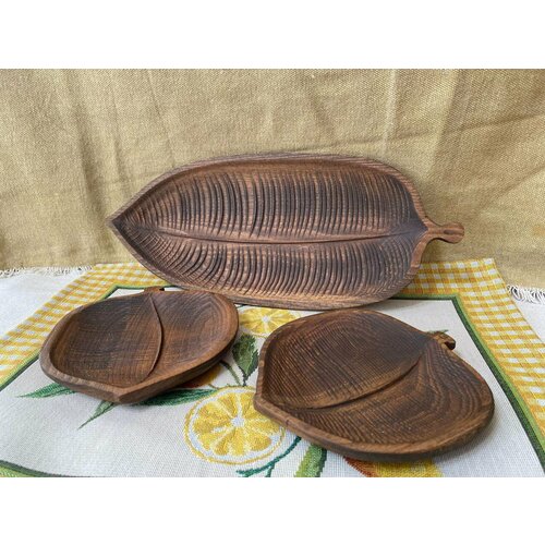 Подарочный набор деревянной посуды из 3 тарелок в форме листьев.