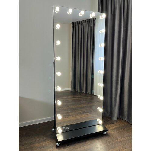 Гримерное зеркало в рост на колесах