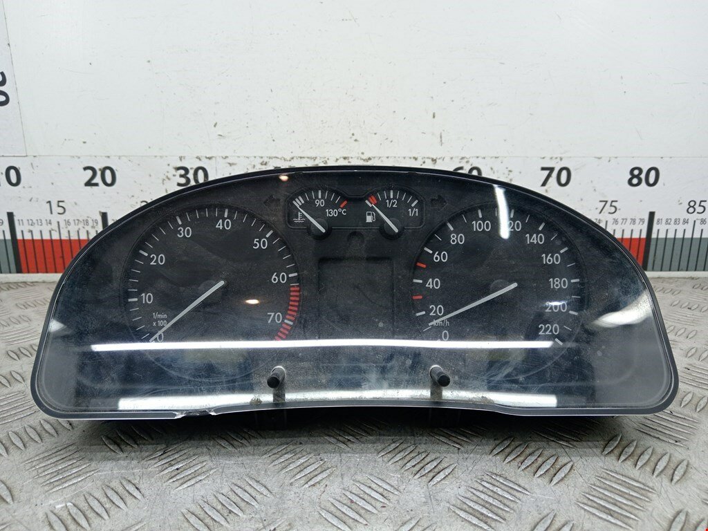 Панель приборная (щиток приборов) Volkswagen Passat 5 арт. 2210994