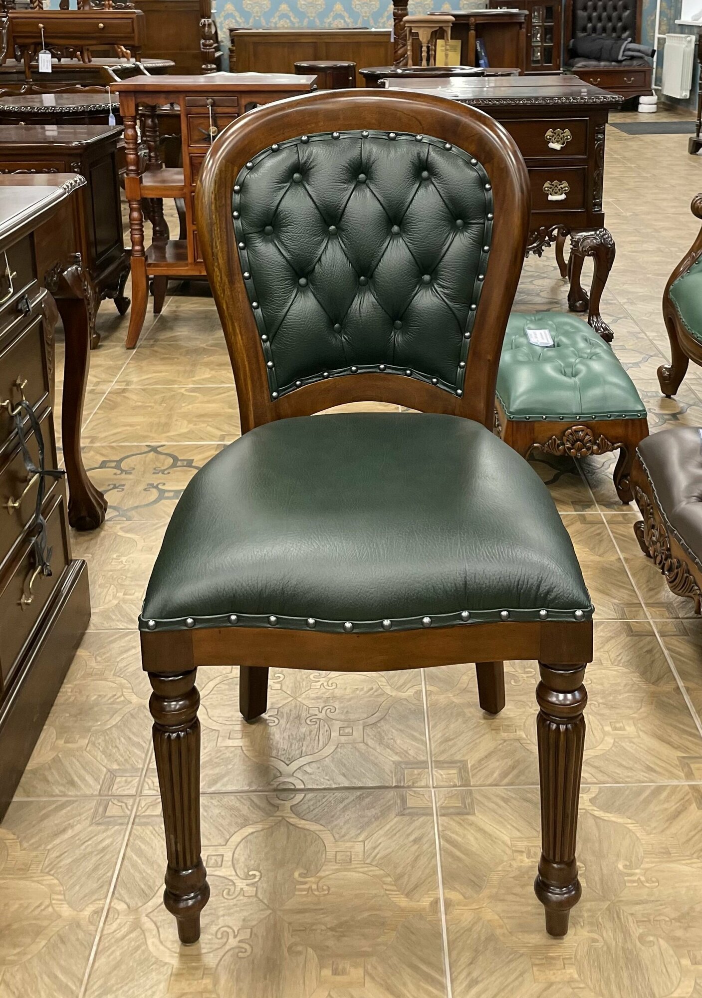 фото Стул кожаный Индонезия из массива красного дерева 98х46х47см (зеленая кожа)