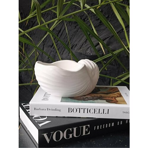 Статуэтка белая Наутилус