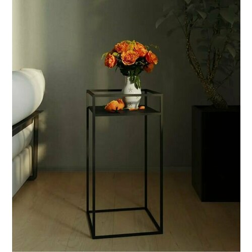 Напольная металлическая подставка лерой для цветов с бортиками в стильном черном исполнении