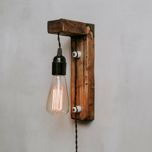 Настенный светильник из дерева с изоляторами и отделкой из металла