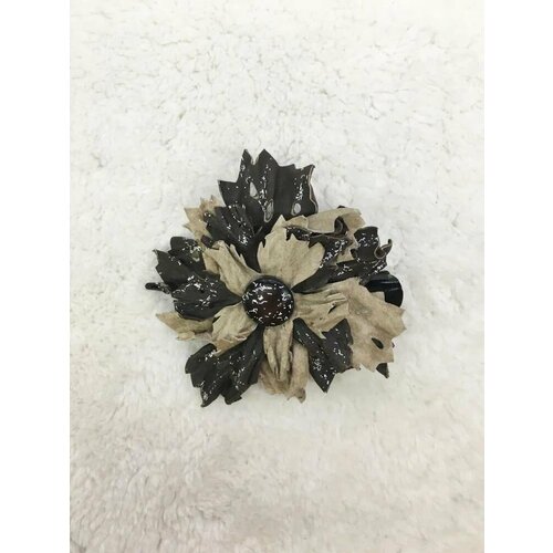 фото Брошь "цветок" ручной работы выполнена в виде цветка из натуральной кожи 130х130 коричневый, бежевый нет