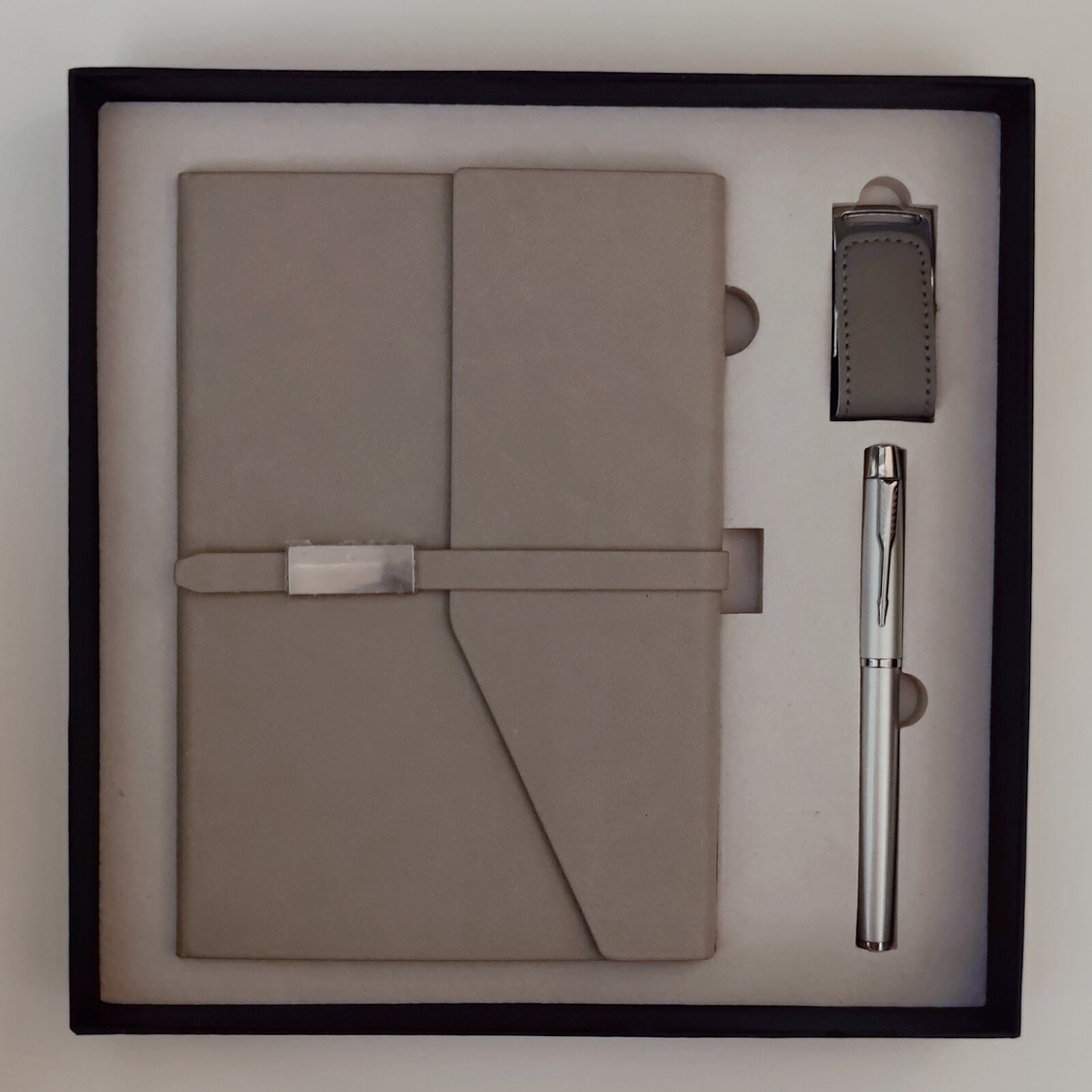 "Notepad & Pen" - подарочный набор из трех предметов в сером цвете: ежедневник + флэшка + ручка