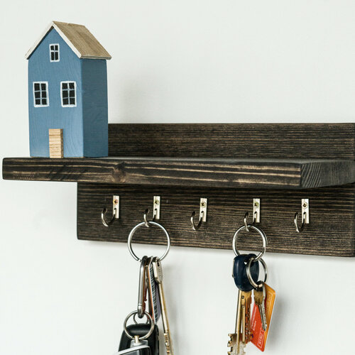 Ключница из дерева настенная с декором Для прихожей и коридора Один голубой домик 2500₽