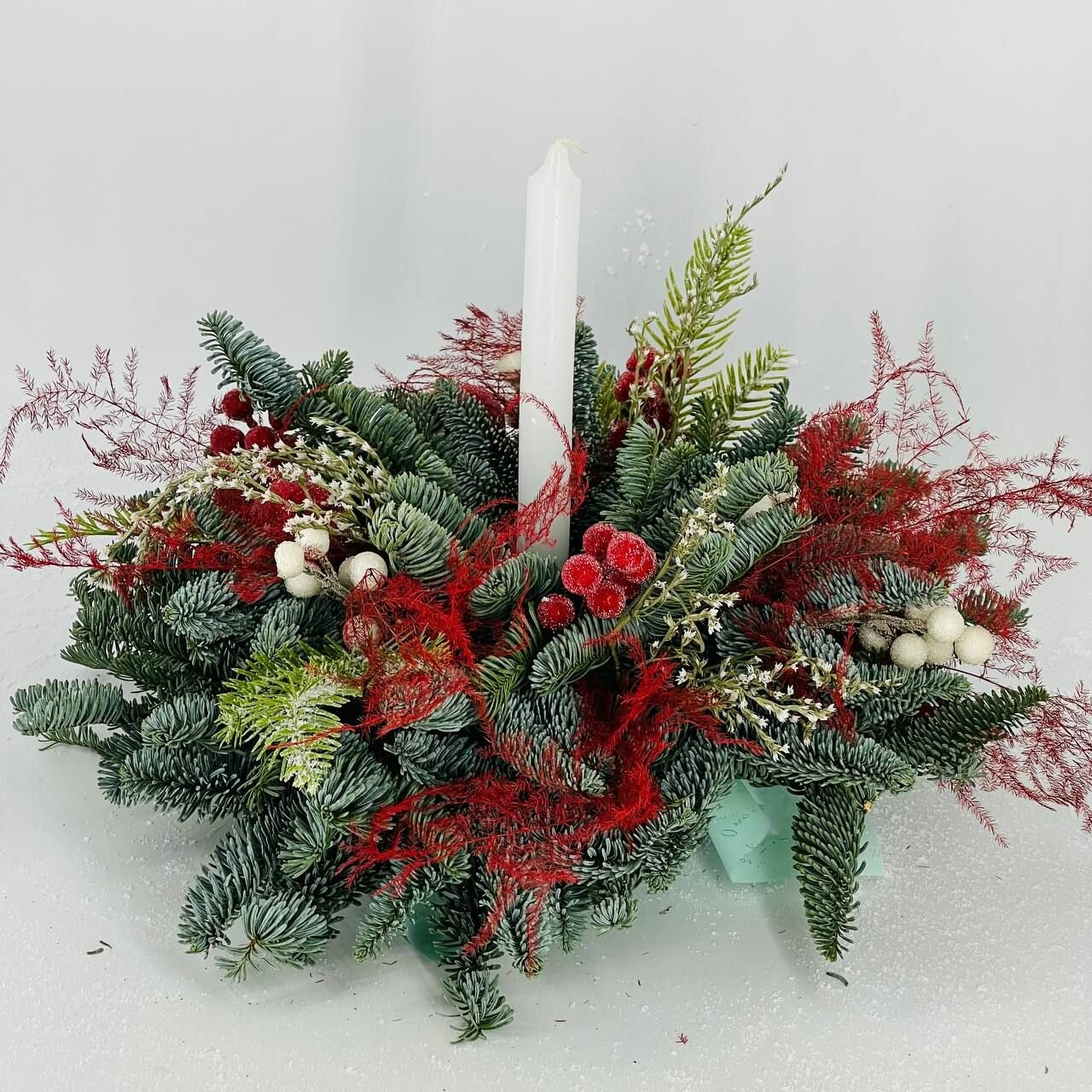 Новогодний декор композиция из хвои нобилиса на стол со свечой