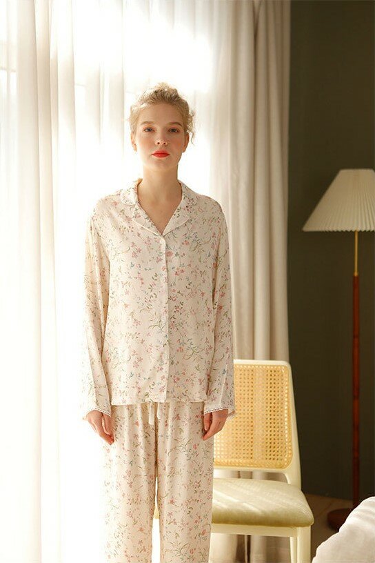 Домашний костюм-пижама шелковая женская с брюками и рубашкой - фотография № 2