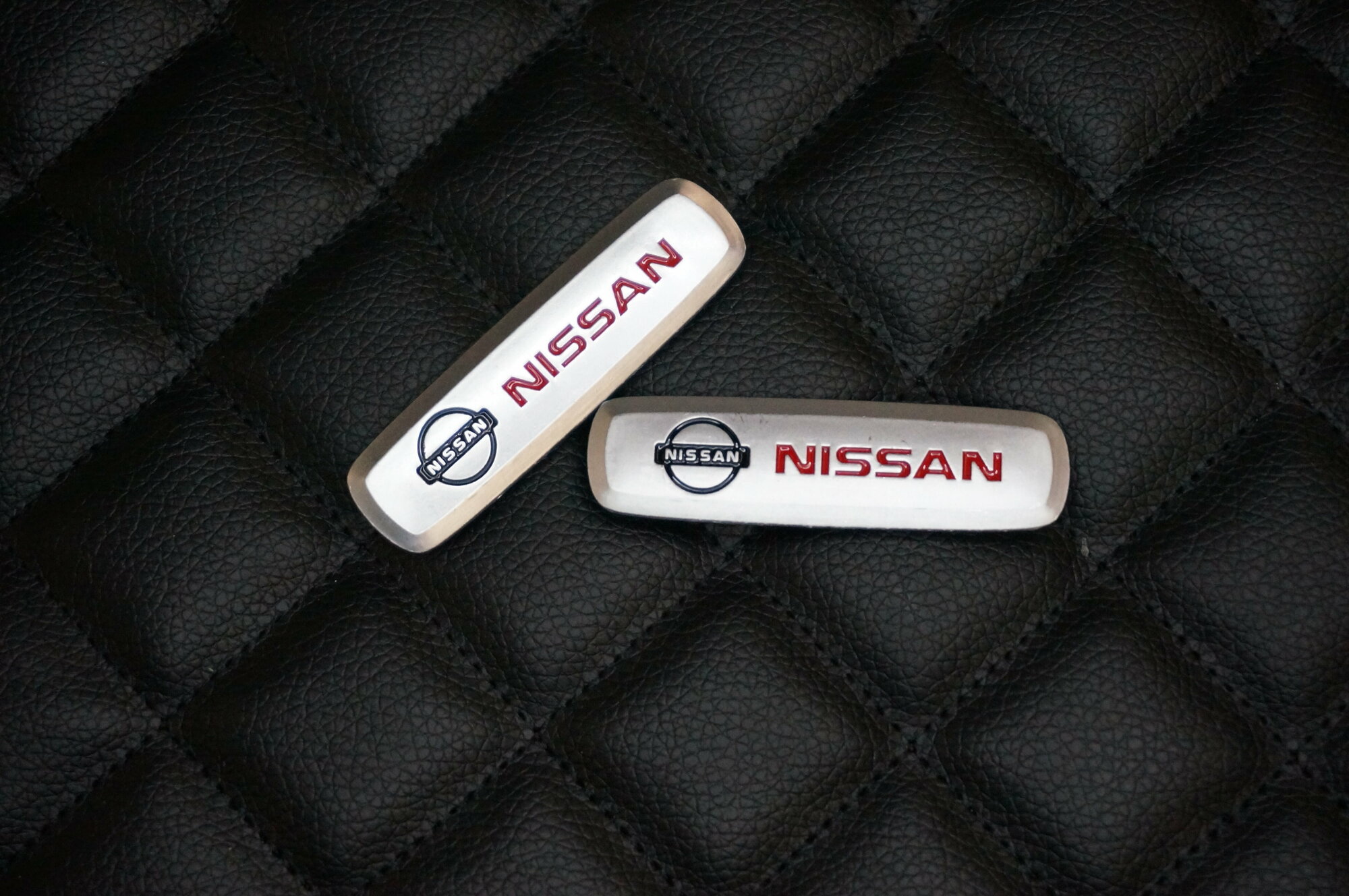 Логотип (шильдик) на автомобильный коврик с маркой автомобиля Nissan / Ниссан